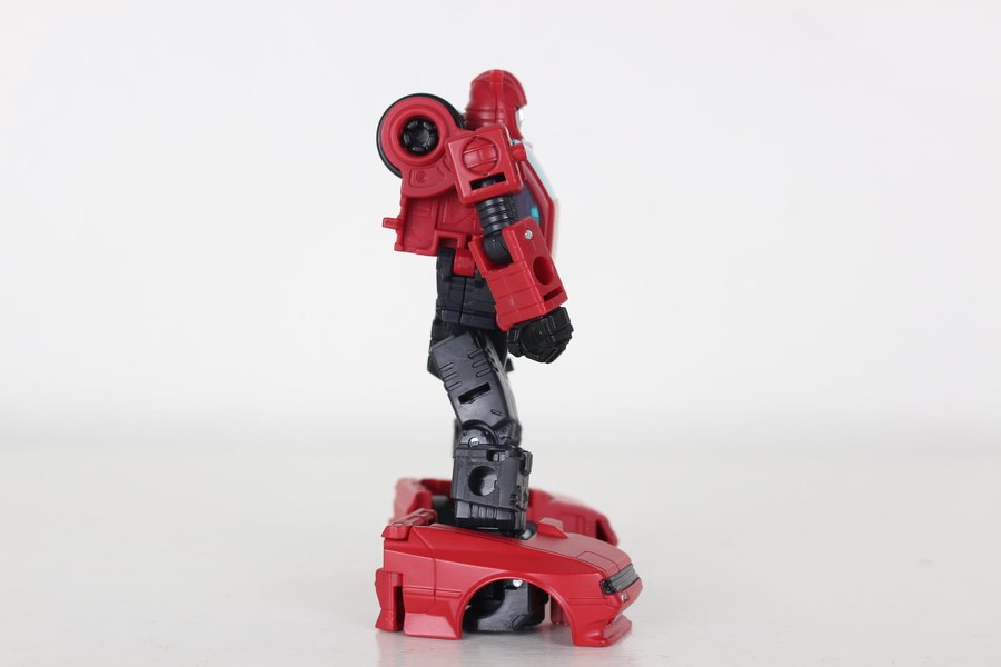 Earthrise Cliffjumper In Hand Photos And More Size Comparisons 06 (6 of 12)